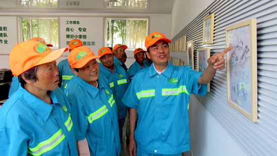 身殘志堅(jiān)六旬日常保潔員唱響屬于自己的詩和遠(yuǎn)方